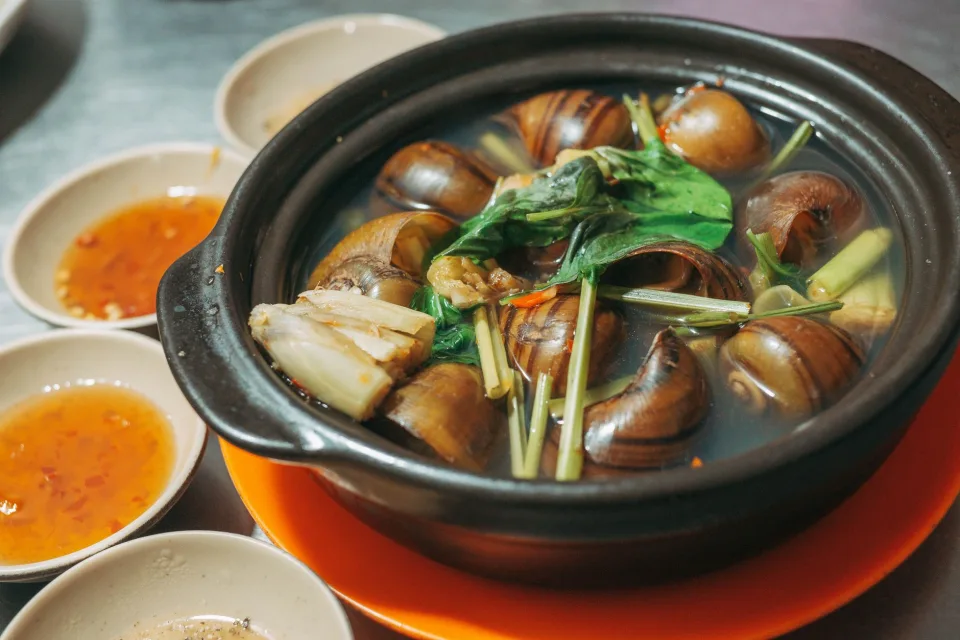 Bàn ăn gia đình